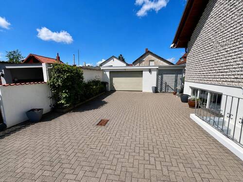 Hofeinfahrt mit Garage - 