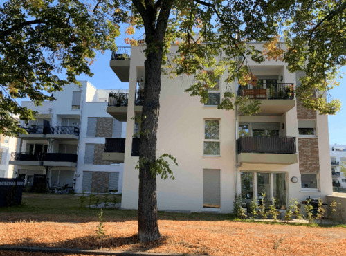 Haus_Seitenansicht_Neubau_modern_Balkone_weiße Fassade.png - Attraktive 4-Zimmer-Wohnung in einem gepflegten Neubaugebiet