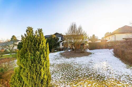 Blick von Balkon in Garten - 