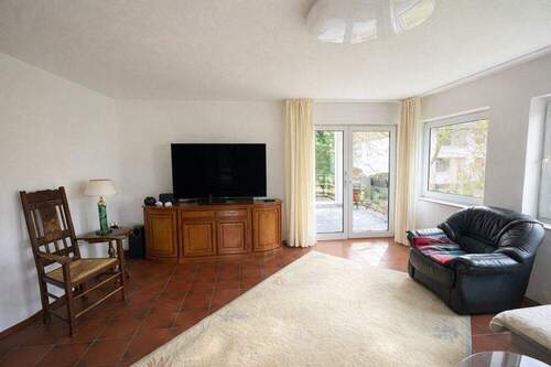 Großes Wohnzimmer mit Balkonzugang - 