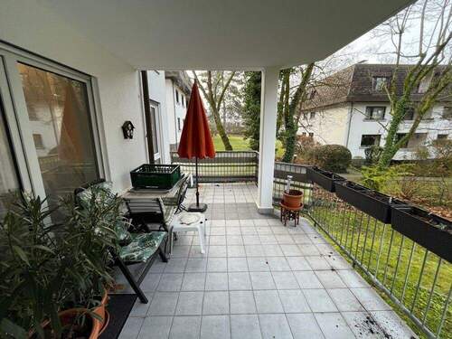 Großer Balkon mit Blick in den Garten - 