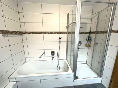 Bad mit Wanne & Dusche - 