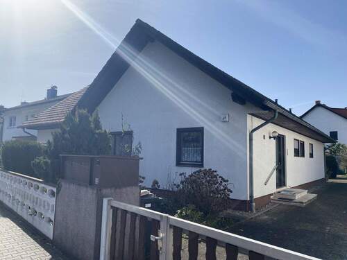 Hausansicht - Freistehendes Einfamilienhaus in guter Lage in Dietzenbach (mit Ausbaupotential)