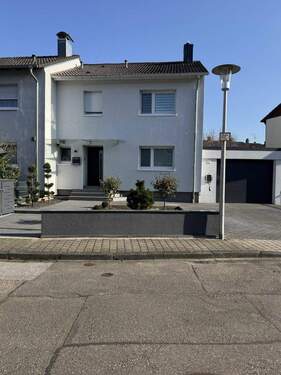 Ansicht von der Straße - Reihenendhaus mit 115,00 m&sup2; in Rastatt zum Kaufen