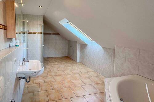 Badezimmer 1. OG Ansicht 02 - 