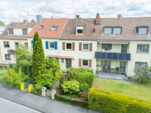 Titelfoto Immowelt - Sanierungsbedürftiges Reihenmittelhaus in beliebter Lage
