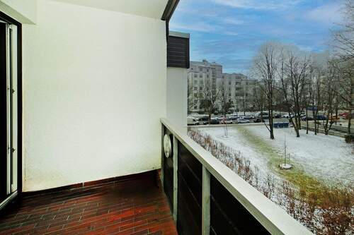 Loggia - Blick auf die Grünfläche vor dem Haus - 