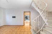Treppenhaus im Erdgeschoss - 5 Zimmer Doppelhaushälfte in München