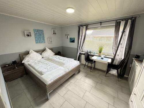 Schlafzimmer I im EG - 