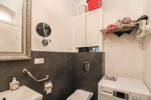 WC und Waschbecken - 