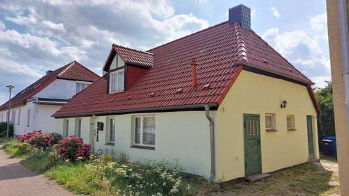 Vorder-/Seitenansicht - 5 Zimmer Einfamilienhaus zum Kaufen in Brandshagen