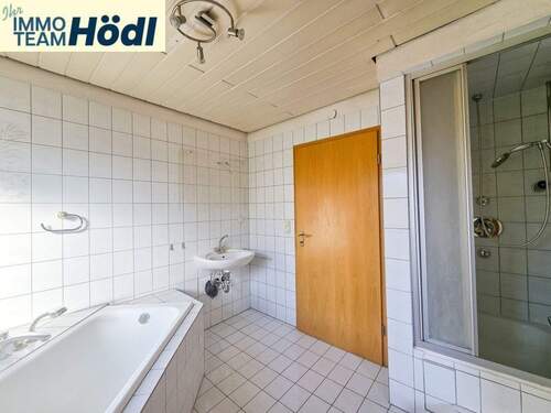 Badezimmer mit Dusche und Wanne - 