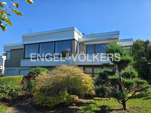 Außenansicht vom Haus aus dem Garten - Wohnen in Ruhe und Grün . Gepflegter Bungalow mit flexibler Einteilung in ein bis drei Wohneinheiten