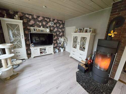 mit Ofen für Gemütlichkeit - 