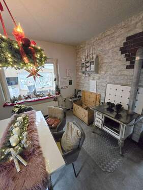 Esszimmer mit Deko-Stangenofen - 