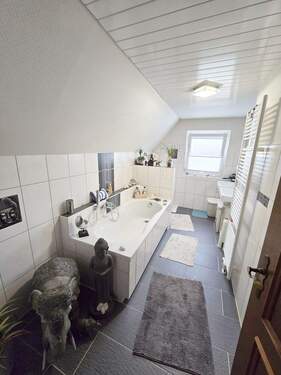 modernes Badezimmer im Obergeschoss - 