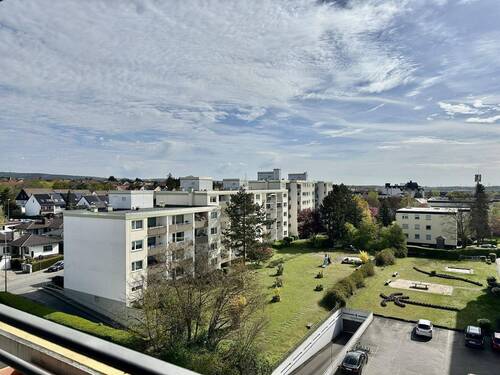 Blick vom Südbalkon - Wohnbereich - Sonnig und hell mit herrlichem Fernblick - attraktiv geschnitten!