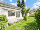 Hausansicht mit Terrasse - 