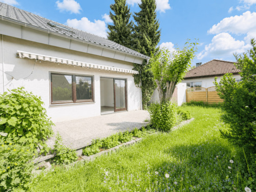 Hausansicht mit Terrasse - 