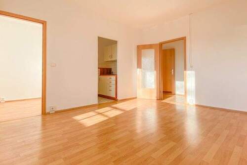 Wohnzimmer_Blick zur Tür - 