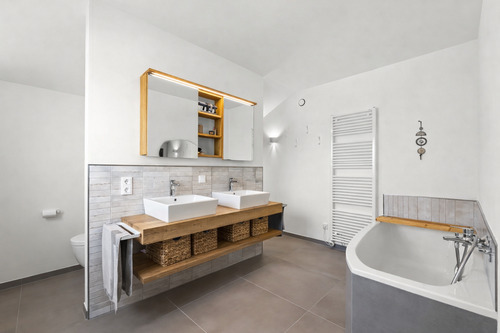 Familienbad mit Wanne und Dusche - 