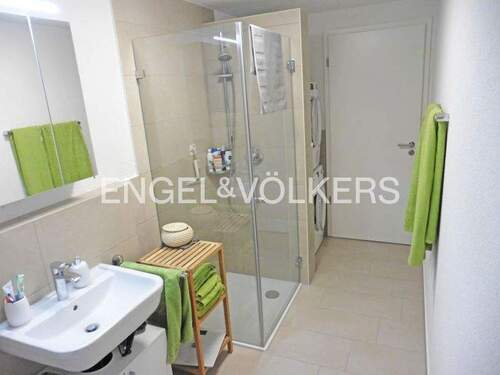 Bad mit bodentiefer Dusche und Waschmaschinenanschluss in Blickrichtung Flur - 