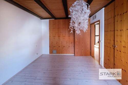 Schlafzimmer mit Einbauschrank.jpg - 