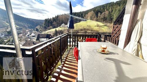 sonniger Terrasse zum Entspannen - 