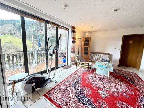 Wohnzimmer mit großen Fenster - Etagenwohnung mit 93,90 m&sup2; in Bad Rippoldsau-Schapbach zum Kaufen