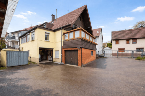 Hausansicht - 8 Zimmer Mehrfamilienhaus, Wohnhaus zum Kaufen in Böblingen