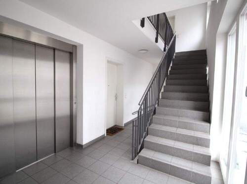Hausflur Fahrstuhl - 2 Zimmer Etagenwohnung zur Miete in Hamburg Wandsbek