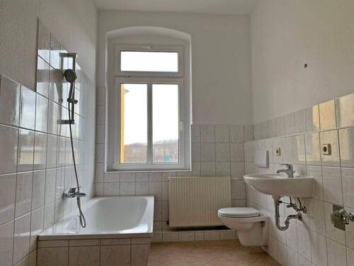 Bad mit Fenster - 2 Zimmer Etagenwohnung zur Miete in Döbeln