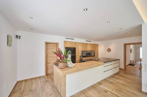 Anwesen Mariaposching Einfamilienhaus Kochen - Perfekte Synergie aus Wohnen und Arbeiten: Moderne Immobilie mit Wohnhaus, Büro und Gewerbehalle