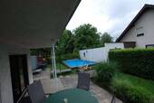 Terrasse mit Blick auf Pool - 6 Zimmer Einfamilienhaus in Köln