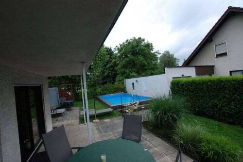 Terrasse mit Blick auf Pool - 6 Zimmer Einfamilienhaus in Köln