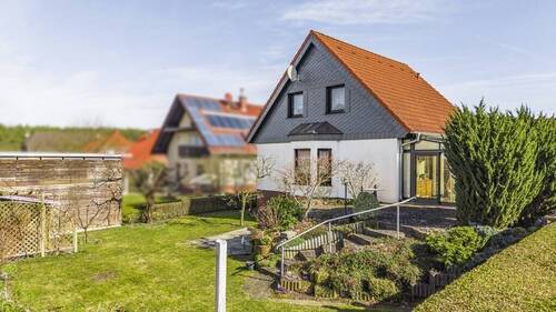 Rückansicht Haus & Garten - Wohnen, entspannen, genießen - Exklusives Einfamilienhaus mit Wintergarten, Sauna & Gartenidylle