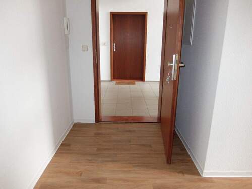 Blick Flur zur Eingangstür - 