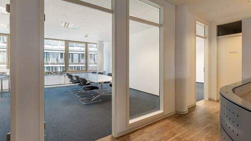 Konferenz- und Büroraum vom Empfang aus - 