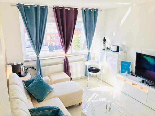 Wohnzimmer - Attraktive 2 Zimmer-Innenstadtwohnung mit Tiefgaragenstellplatz - vollmöbliert & ready to rent