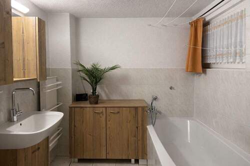 EG Bad 1.JPG - Charmante Doppelhaushälfte in Neustadt an der Orla – Ideal für Ihre Zukunft!