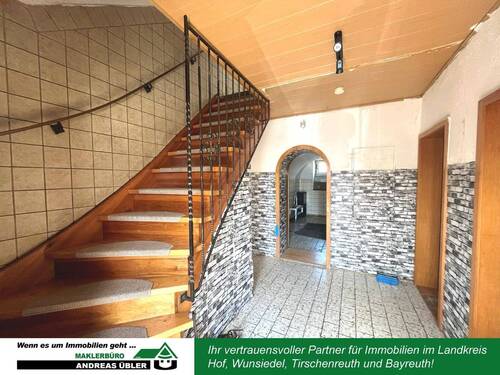 Treppenhaus - 7 Zimmer Einfamilienhaus zum Kaufen in Helmbrechts