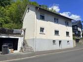 Vorderansicht - Gemütliches Einfamilienhaus mit kleinem Garten, Terrasse und Garage in zentraler Lage von Westerburg