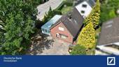Drohnenansicht - Grundsolides Einfamilienhaus mit Platz für ein weiteres Bauvorhabe