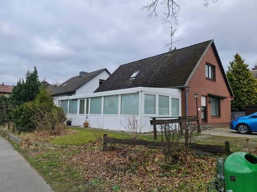 Hausansicht mit Wintergarten - 5 Zimmer Einfamilienhaus zum Kaufen in Ammersbek