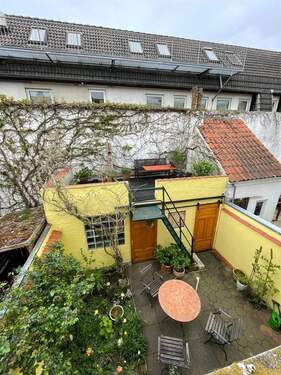 Blick in den Garten und auf die (Dach)-Terrasse - 