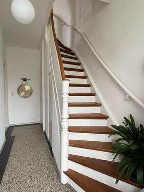 Treppe in das Obergeschoss - Gemütliches Altbremerhaus mit Atriumgarten ruhig und zentral im Ortsteil Walle!