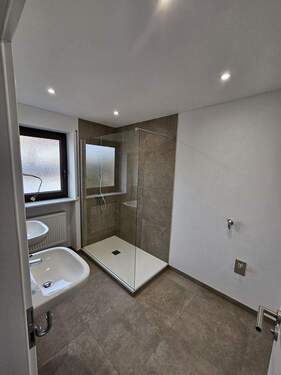 Badezimmer - Einziehen und Wohlfühlen - komplett sanierte Wohnung in attraktiver Lage