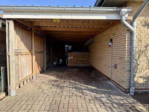 Überdachter Platz für ihr Auto - 