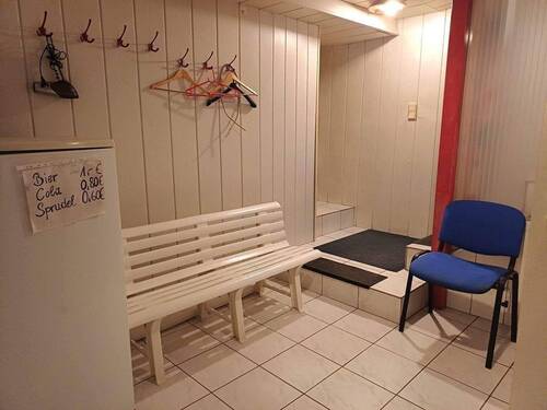 Ankleide mit Kleider Spind - 