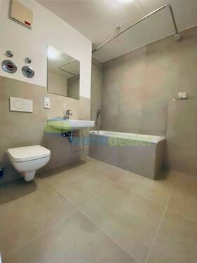 frisch renoviertes Bad - 